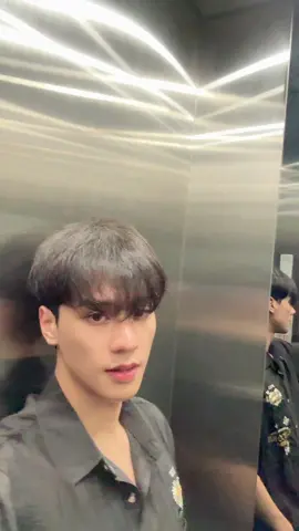 ติดลิฟท์ไม่ไหวให้ร้องเพลงให้ฟังหน่อยได้ไหม