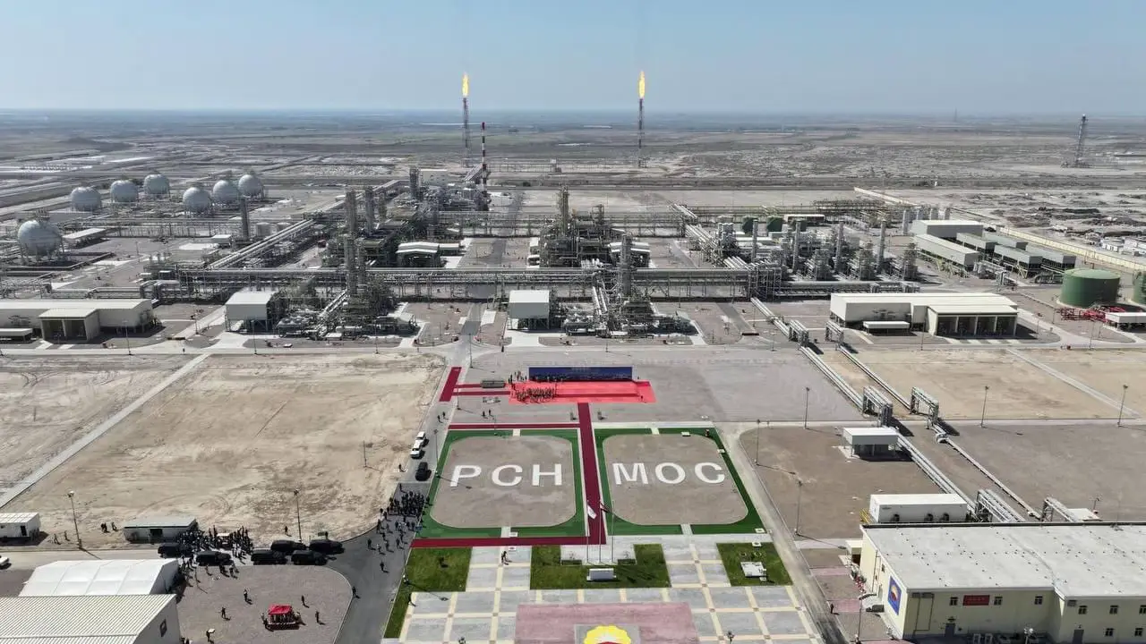 🔴افتتاح مشروع  معالجة الغاز المصاحب بطاقة ٣٠٠ مليون قدم مكعب قياسي في #ميسان    ◾️◽️معالجة الغاز المصاحب لاستخراج النفط في حقل الحلفاية النفطي بطاقة ٣٠٠ مليون قدم مكعب قياسي ◾️◽️اكمال الاعمال الميكانيكية لمحطة معالجة الغاز المصاحب لاستخراج النفط في حقل الحلفاية النفطي بطاقة ٣٠٠ مليون قدم مكعب قياسي  ◾️◽️ هذا المشروع من اهم المشاريع الحيوية في محافظة ميسان، ويعتبر نافذة جديدة في مسار أستثمار الغاز المصاحب، حيث تبلغ كمية الغاز المعالج في المشروع ٣٠٠ مليون قدم مكعب قياسي.  ◾️◽️ يهدف هذا المشروع إلى معالجة الغاز المصاحب لاستخراج النفط وتجفيفهُ وتخليصهُ من الكبريت والعناصر الأخرى وعزل غاز الطبخ، كذلك سيتم إيصال الغاز المعالج إلى محطات إنتاج الطاقة الكهربائية (محطة العمارة الغازية ومحطة ميسان الإستثمارية).  ◾️◽️سيتم إطفاء خمسة شعل نارية كانت تحرق الغاز المصاحب للنفط والتي من شأنها المساهمة في تقليل التلوث البيئي الناتج عن حرق الغاز ويتم استخدامها في محطة محطة انتاج الطاقة الكهربائية(محطة العمارة) و محطة ميسان الاستثمارية.  ◾️◽️ هذا المشروع سيوفر مبالغ مالية كبيرة من خلال تقليل الإعتماد على الغاز المستورد. ◾️◽️ يساهم في توفير فرص عمل للعديد من مهندسي وفنيي في #ميسان  #واحد_اعمار 