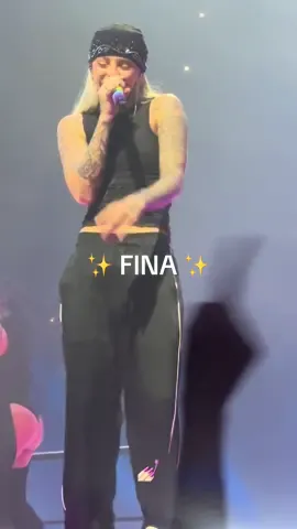 young miko y bad bunny 💅🏻 #fypシ #greenscreenvideo #puertorico #fypage #badbunnypr #mostwantedtour #mostwantedtourpuertorico #tour #fina #youngmiko #nadiesabeloquevaapasarmañana #puertoricotiktok🇵🇷 