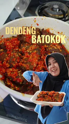🥩 Resep DENDENG BATOKOK (Dendeng SAPI BALADO) 🌶️ Assalamualaikum, Teman Tehyun! Kali ini kita masak Dendeng Batokok Sapi Balado yang super lezat dan pedas! Daging sapi yang empuk dipadukan dengan sambal balado yang menggugah selera. Dengan bantuan Chopper CH250 dari @mitochiba.id, menghaluskan bumbu jadi cepat dan mudah, sempurna untuk resep istimewa ini! 🥩 Bahan: 1 kg daging sapi 5 siung bawang merah 5 siung bawang putih 3 butir kemiri 1 sdm ketumbar 1 ruas jahe 500 ml air kelapa 1/2 sdm garam 1 sdt penyedap 1 sdt merica 🌿 Bumbu Rempah Daun: 1 batang serai 1 ruas lengkuas 2 lembar daun salam 🌶️ Sambal Balado: 15 buah cabai merah besar 10 buah cabai keriting 8 cabai rawit 15 bawang merah 1 sdt garam 1 sdt kaldu bubuk 1 sdt gula pasir 100 ml air rebusan daging 2 sdm air asam jawa Menghaluskan bumbu jadi praktis dengan Chopper CH250 dari @mitochiba.id. Chopper ini memiliki 9 mata pisau yang kuat dan cepat, siap membantu Anda menghaluskan bumbu, daging, hingga es batu dalam hitungan detik! Pilih dari 4 warna keren dan nikmati kenyamanan memasak dengan @mitochiba.id ! 😋 Wassalamualaikum #DendengBatokok #ResepDaging #Balado #dendengBalado #olahanDaging #dagingKurban #asahidtehyung #resep #CH250 #MasakPraktis #Mitochiba #DendengBalado