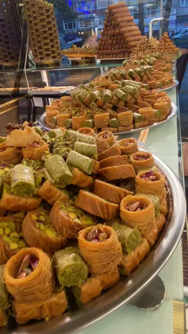 ##حلويات #سنيوره #senyora #مبرومة  منشن صاحبك وخلي يعايدك بهيك صينيه عالعيد😉❤️