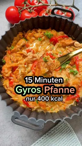1 Hänchenbrust, 1 paprika, 1 zwiebel, paprikapulver, 150 ml Gemüsebrühe, 2 EL Frischkäse, 100 g Uncle Mercedes Reis, Salz, Knoblauch, Gewürze #airfryer 