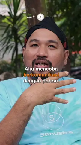 Meluk dan berbicara dengan pohon bisa menyembuhkan luka batin? Yusuf Dharmawan dari Sanustra membicarakan ruang instalasi seni terbarunya yang membuat manusia kota untuk dekat dengan alam. Baginya, pohon mempunyai kekuatan spiritual untuk menyerap energi buruk dalam diri manusia. Sudah pernah coba? Tonton video lengkapnya d YouTube Sabda Bumi. Klik tombol YouTube di bio. #pohon #alam #sanustra #ruangtenang #meditasi