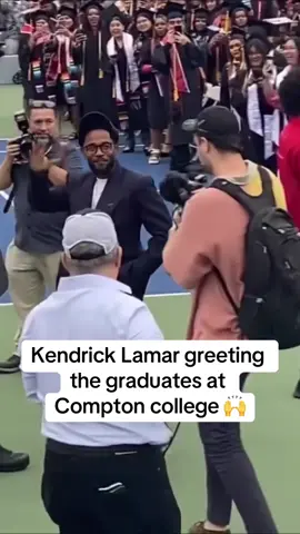 #KendrickLamar greeting the graduates at Compton college 🙌