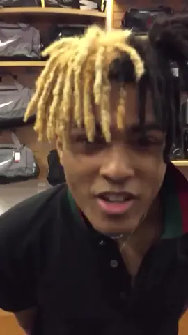 A video fans took of X at the mall for their friend. (6th April, 2017) #xxxtentacion #jahseh #artist #rapper #Rip #LLj #fyp #foryoupage #xybca #likeit 