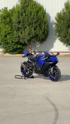 Duruşu yorumla💙 #yamaha #r1 #akropovic #mt09sp #akropovic #fypシ゚viral #reels 
