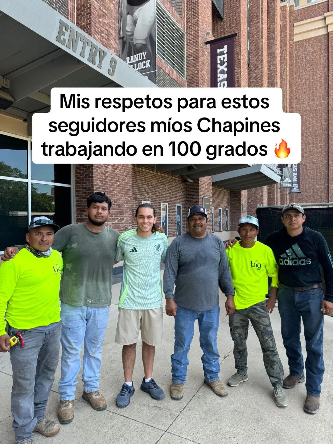Hoy juega México contra Brasil en College Station Texas y quiero darle un saludo especial a todos los trabajadores que llevan semanas preparando todo 👍🏼 Como por ejemplo estos seguidores míos de Guatemala que me encontré ayer trabajando afuera del estadio a toda máquina a pesar de que hacía 100 grados 🔥 El gran evento de hoy no sería posible sin el labor y trabajo duro de todos ustedes así que se les agradece de corazón ❤️
