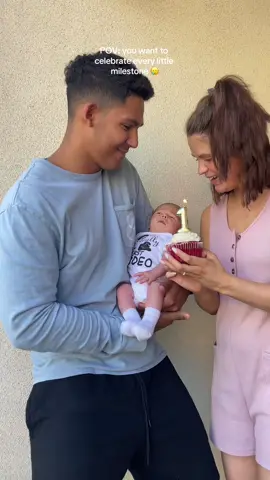 I love this baby monthly milestone trend 🥹🥳 #onemonthold #onemonthcupcake #cupcakebabybirthday #onemontholdbaby #firsttimemom #boymom 