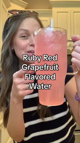 Ruby Red Grapefruit flavored water made simple! 👏🏼👏🏼👏🏼 #rubyredgrapefruit #grapefruit #water #flavoredwater #drinks #summerdrinks #lemonade #mixeddrinks 