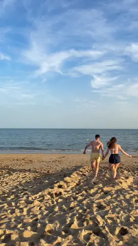 Y si me pides que te olvide pasa otra botella..🧡  #pareja #videoplaya #corriendoenlaplaya #vacaciones #amor #goals #parati 