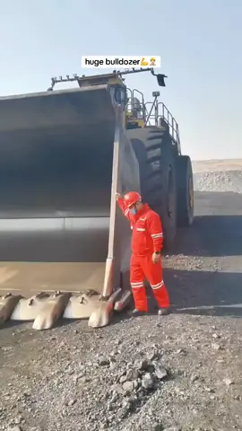 huge loader💪👷🏻‍♂️👷🏻‍♂️#viraltiktok #fypシ゚viral #engineering #bulldozer 