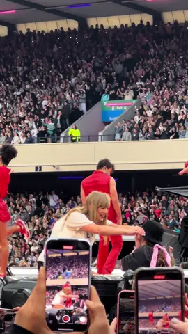 Another lucky little girl receiving the 22 hat from taylor at Edinburgh night 2! So cute 😭😭#taylorswift #22hat #erastour #erastourtaylorswift #red #concert 