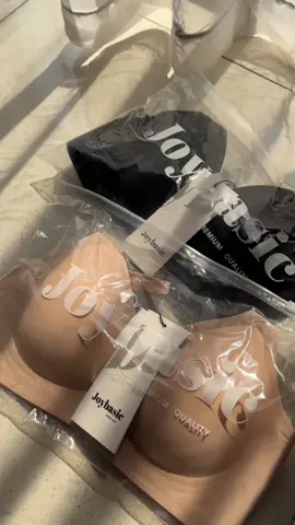 Pagi-pagi ngeliat Joybasic ngeluarin produk baru bra seamless bikin apa gak sayang kalau gak di check out skarang juga mumpung lagi live juga nih🫣💗✨ #premiumquality #belilokal #joybasic #fyp #basics #basicfit #seamlessbra 