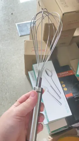 Thị trường rất nhiều loại đánh trứng cầm giá rẻ và siêu rẻ, nhưng chất liệu chuẩn inox 304 giá rẻ rất hiếm, đa số inox 201. Mẹ nào đang cần hàng chất thực sự lại rẻ thì nhà em có luôn nha! DỤNG CỤ ĐÁNH TRỨNG CẦM TAY INOX 304 #xuhuong #dobeptot #danhtrungcamtay 