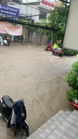 Kiến An lụt nửa người và hình ảnh đẹp của anh CSGT giúp đỡ người dân #beathaiphong 