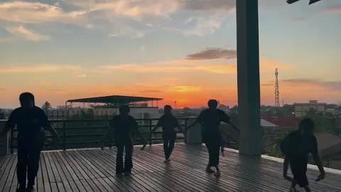 musik by @helminus_ayai  #taridayak #sunset #fypp #taridayakkreasi #dayakborneo #dayakkalimantan #penaridayak #dayak #menari #nusantara 