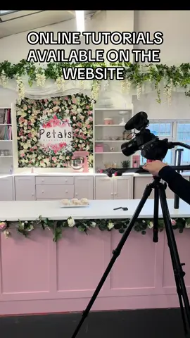 TUTORIALS 🎥🌷 There are several tutorials on the website and a new one added yesterday which is a Beginners Bundle.  Prices from just £5! Go take a look (link in bio/home page) 🌻 . #cake #cupcakes #cupcakedecorating #buttercreamflowers #piping#tutorials#flowerart#newskill#tutorial#caketutorials#flowercupcakes#petalsbakehouse 