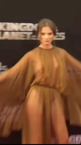 I’m Not over this look 🙌 #freyaallan #freya #kingdomoftheplanetoftheapes #kingdomoftheplanetoftheapesmovie #kotpota #Mae #Noa #noaxmae #redcarpet #owenteague #fyp 