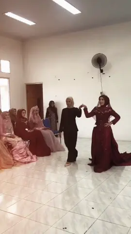 #capcut #tiktok #catwalk #fashionshow #makeup #pengantin #model #gaunmerah #hijab #muslimtiktok #happy #fyp #fypシ゚viral #like 