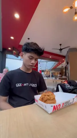 baru pertama kali pesen KFC sendirian walaupun agak malu #kfc #kfcsetiabudi  #au #xybca #fyp 