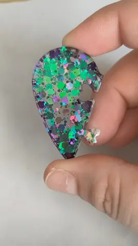 Брелки из эпоксидной смолы с красивыми блёстками 💖✨✨✨ #эпоксиднаясмола #рекомендации #брелки #украшенияручнойработы #украшенияизэпоксиднойсмолы 
