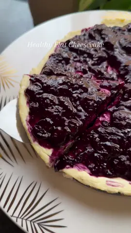 تشيز كيك صحي 🍰  بدون سكر مضاف وقليل الدسم  ينفع للجمعات ، الكمية تكفي ٦ أشخاص  المكونات :  ٩٠ جرام بسكوت خالي من السكر  ١٦٠ جرام علبة زبادي خالي الدسم  ١٠٠ جرام جبنة كريمية لايت  بيضه ، سكر ستيڤيا  كوب توت  طبقة البسكوت :  نطحن البسكوت ونحط ملعقة صغيرة زبدة ذائبة نرصه بالصحن -ونخليه بالثلاجه لمدة ساعة- طبقة الخليط : نحط البيض والجبنة والزبادي ورشة فانيليا وظرف سكر ستيڤيا مع قشر ليمون وملعقتين حليب سائل  نحطها فوق طبقة البسكوت وعلى الفرن لمدة ٢٥ دقيقة درجة حرارة  طبقة الصوص : 🫐  كوب توت على نار هادية ونحط ظرف سكر ستيڤيا مع عصرة ليمون ، ١٠ جرام نشا مذوب بربع كوب مويا  نتركه لين يبرد وبعدها نحطه فوق التشيز كيك وبالعافية  السعرات للقطعة الوحدة 130Kcal #اكسبلور #explore #fyp #healthy #diet #دايت #وصفات #تشيزكيك #رجيم #صحة #تغذية #حلى #دايت_صحي #الشعب_الصيني_ماله_حل😂😂 