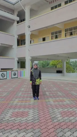 Kita meRambai dulu dgn ank2 Intan Kirana..last trng dgn dorg hari ni..😌 #cikgupjpk #cikgukebudayaan #cikgu #teacher #fyp #fypdongggggggg #fypage #fypシ #tiktokmalaysia #cikgutiktok #tiktokcikgu #positive_vibes #kesenian #cikgutarian #tarian #dancer #taseem 