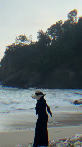 Dress + topi cek keranjang kuning😍🙌🏻 #outfitideas #pantai #kebumenkeren #keranjangkuning #spilloutfit #ootdhijab #ootdpantai #foryoupage 