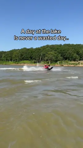 Lake life is the best life. #monkeywrenchadventures #boatinglife #lakelifebestlife #lakeday 