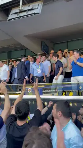Ali Koç tezahüratlar eşliğinde seçim sonuçlarını bekliyor. #AliKoç #AzizYıldırım #seçim #Fenerbahçe #Acun #Branco #Mourinho 