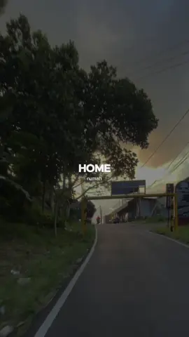 #CapCut HOME 🥺😇...  .  .  .  #machinegunkelly #beberexha #ambassadors #Home #mgk #playlist #liriklagu #lirikterjemahan #nostalgia #musiclyrics #livemusic #rumah #templatecapcut 
