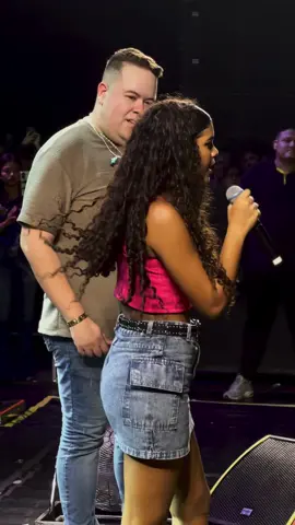 Ficamos surpresos pelo reconhecimento por ele @reyvaqueiro  que me viu curtindo o show e me chamou pra cantar !🚀 Obrigada pelo carinho e sucesso sempre.🙏🏼 Quem amou esse encontro?💥 @djivis  . . #railenashow #reelsinstagram #reyvaqueiro #viral 