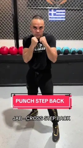 How to throw punches while moving backward in a counterattack. 🥊#world #boxing #family #fyp #foryou 