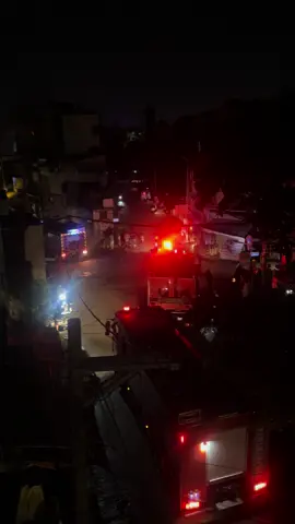 12h đêm cháy nhà Bắc Hải q10 cách nhà mình 100m 😭 thấy cứu đc 2 bé chở đi bv rồi. Mong mng ko sao thương quá 😓