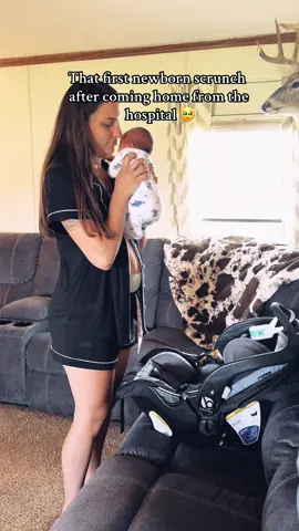 First newborn scrunch 🥹 #momlife #MomsofTikTok #newborn #baby #postpartum #fyp #newbornscrunch 