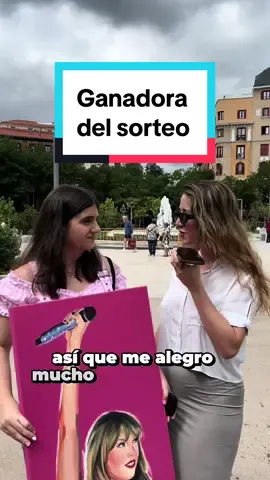 Entregando el cuadro a la ganadora del sorteo! #arte #cuadro #artemadrid #taylorswift #pintantouncuadroenlafiladelconcierto #theerastour 