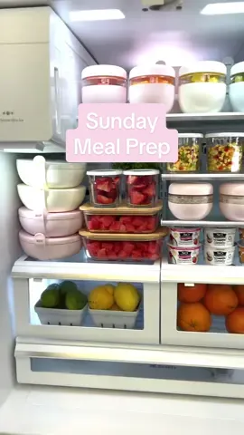 For this week’s Sunday meal prep we’re making: Peach overnight oats Cherry tomato roasted pasta Summer corn salsa Fresh fruit Let’s make it a great week! Follow along for weekly meal prep inspiration and easy to follow recipes 💕 #sundaymealprep #mealprepideas 
