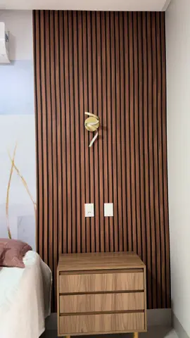 Da pra acreditar que é um Papel Ripado 3D? 😍😍 #papeldeparede #ripado #ripadodemadeira #quartocasal #quartodecorado #decoracao #lar #docelar #anapolis #goiania #ideiascriativas #madeira 