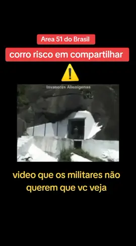 O Vídeo que os Militares Não Querem que Você Veja Área - 51 do Brasil  ⚠️ Corro risco de vida ao divulgar!!  Neste vídeo exclusivo, apresentamos imagens nunca antes vistas de um alienígena, possivelmente um Gray, sob custódia militar.  Este material confidencial foi vazado por uma fonte confiável dentro do ramo militar, oferecendo um raro vislumbre dos segredos mantidos pelas forças armadas sobre a existência de vida extraterrestre. Os Grays são uma das raças alienígenas mais famosas e frequentemente mencionadas em relatos de encontros extraterrestres.  Caracterizados por sua pele cinzenta, grandes cabeças e olhos negros amendoados, os Grays são frequentemente descritos em casos de abdução e contato com seres de outros mundos. No vídeo, o alienígena é visto em uma instalação militar de alta segurança, sendo observado e estudado por cientistas e oficiais.  As imagens capturam detalhes impressionantes de sua aparência e comportamento, levantando questões sobre o propósito de sua presença na Terra e o nível de conhecimento que os governos possuem sobre estas entidades. Eram 2 mas um alienígena foi enviado para os USA  Este vazamento desafia o sigilo das operações militares e abre espaço para um debate sobre a transparência e o direito do público em conhecer a verdade sobre a vida extraterrestre.  Prepare-se para uma revelação surpreendente que pode mudar para sempre a nossa compreensão do universo. Assista ao vídeo e tire suas próprias conclusões sobre esta prova alienígena que os militares não querem que você veja.