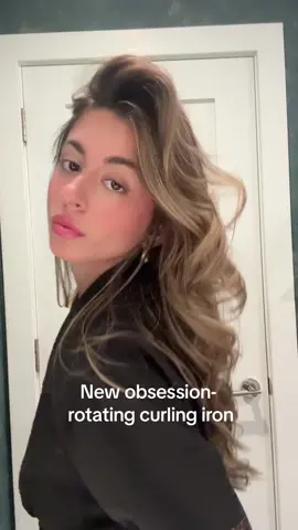 Dyson I love you but in this miami humidity sometimes I need a liiiiiittleee more real heat & thank you @langehair for making it so easy to have perfect hair  #rotatingcurlingiron #bouncyblowout #bouncycurls #voluminoushair #voluminoushairhacks 