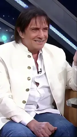 🎤✨ Relembre o icônico momento no programa do Jô Soares em 2016, quando o rei Roberto Carlos deu uma palinha especial da música 