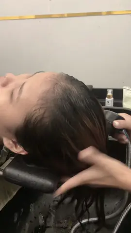 Khi mà khách không ưng nhân viên làm thì thích khách nói thẳng như vậy để biết còn sửa ☺️ sợ nhất khách không ưng mà chẳng nói năng gì rồi bái bai em luôn 😆#đàotaohocvienchuyennghiep #gội_đầu #gội_đầu_thư_giãn_siêu_phê #đàotaohocvien #cổ_vai_gáy #goidauthugian 