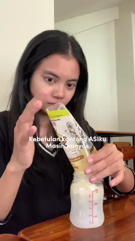 Siapa yang sama? Anak mulai sufor ga bawa termos, ga bawa tempat sufor, kaya gini jadi ringkes banget. #masyaallahtabarakallah #sufor #suforbayi #suforbolehkahditaruhplastikklip #travelwithkids #milk #formulamilkbaby 