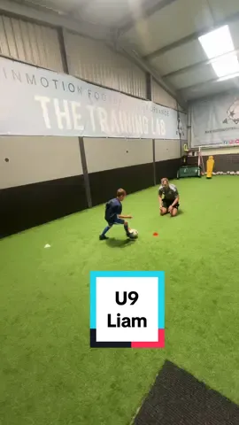 Tidy little drill we used to work on a few things with U9 Liam in his 1to1 sessions last week. Focus on body shape to receive & quick little turns in tight spaces.🔝 player 👏🏻 ➖ #football #footballtraining #1to1training #1to1drills #ballmastery #passingandreceiving #firsttouch #development #tamworth #inmotion