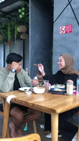 punya suami gengsian + pemalu kalo didepan kamera, kalo aslinya sih 🥰😘🤗😝😤🤪🤤 #fyp #marriagelife #Love 