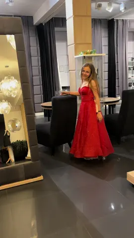 Ubieramy panienki młodsze i dorosłe. Serdecznie zapraszamy  #sukniaślubna #sukniewieczorowe #weddingtiktok 