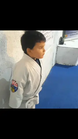 Un niño es reflejo.. Si le gritas, el gritará  Si lo criticas , juzgará  Si le enseñas con amor  Elogiando cada logro, Con disciplina y reglas claras. El resultado será un niño seguro, respetuoso .🥋🙏#reflexion #karateka #paraniños 