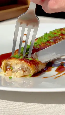 Canelón de rabo con bechamel de parmesano y salsa de carne Si os gustan los canelones tenéis que probar éste que os traigo hoy..🤤 Es jugoso como él solo, con un sabor intenso pero equilibrado a carne de ternera, suave, cremoso.. La bechamel de parmesano eleva el plato aún más y la salsa de carne es el punch definitivo de la receta que acaba de rematar todo!!! Publi. Para prepararlo he utilizado mi nueva olla a presión Vitaquick Premium de 6 L de @FisslerSpain , que a parte de ser super segura, fácil de usar y eficiente, me ha asegurado un resultado meloso y perfecto para el relleno de éste canelón. Y si queréis ver la receta explicada con calma y en detalle, la tenéis en mi canal de YouTube, donde también os enseño a preparar la pasta fresca para canelones y la salsa bechamel de parmesano! Os dejo el enlace en mi perfil y en historias! ❤️ Ingredientes para 12 canelones  ● Para el relleno y la salsa: → 1,7 Kg Rabo de toro → 150 g Champiñones → 150 g Portobello → 30 g Dientes de ajo → 130 g Puerro → 200 g Cebolla (1 pequeña) → 130 g Zanahoria → 160 g Tomate → 400 g Vino tinto. → Agua para cubrir el guiso. →1 hoja de laurel (0,25 g) → 1 g Tomillo → 1 g Romero → 0,5 g Pimentón dulce →  4 g Shiitake en polvo → 1 g Canela → 0,08 g Azafrán → Espesante instantáneo (yo he usado Maizena Express) o fécula de maíz diluida en agua fría. ● Otros ingredientes: → 12 placas de pasta para canelón XL (17 - 20 cm ) (Receta en mi canal de YouTube)       o en su defecto, 24 placas de canelón clásico. → 2,3 L Salsa bechamel de parmesano. (Receta en mi canal de YouTube) → 100 g Queso parmesano rallado para gratinar. Has usado alguna vez una olla a presión?🤔