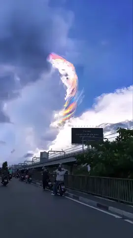Nature will never cease to amaze us with its new «special effects». For example, in this video they showed a fiery rainbow, or rather, iridescence of clouds. It appears when small drops of water or ice crystals refract and scatter sunlight, creating rainbow shades. #nature #rainbow #fyp #viral #foryou 