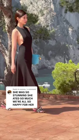 Replying to @serena_ We agree. So here is another view of #JENNIE’s debut runway walk at the #Jacqemus show in Capri. 